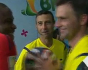 Mirá la insólita charla del arquero de Nigeria y el árbitro