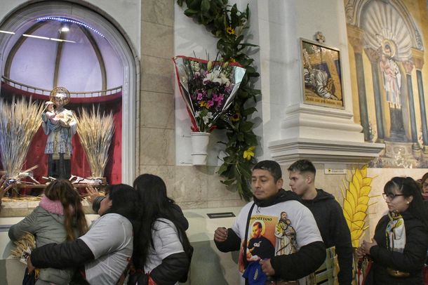 Miles de católicos celebran a San Cayetano, el patrono del pan y el trabajo