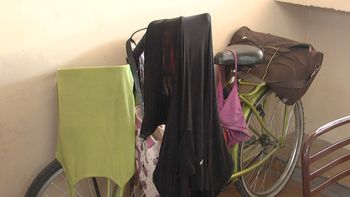 una maestra lava su ropa interior en una escuela y la cuelga en el aula una maestra lava su ropa interior en una escuela y la cuelga en el aula