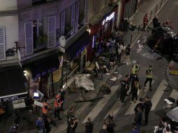 Un auto chocó y derribó una terraza de un café de París: una mujer muerta