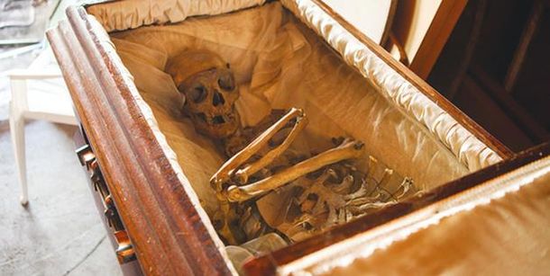 Venden un ataúd online que venía con un esqueleto gratis
