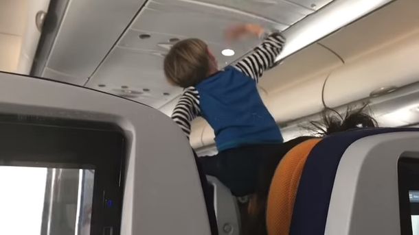 El chico gritó sin parar durante las ocho horas de viaje