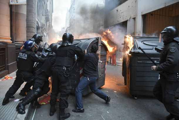 Infantería desalojó la avenida 9 de Julio