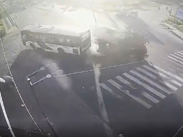 Laferrere: así fue el choque entre un colectivo y un camión
