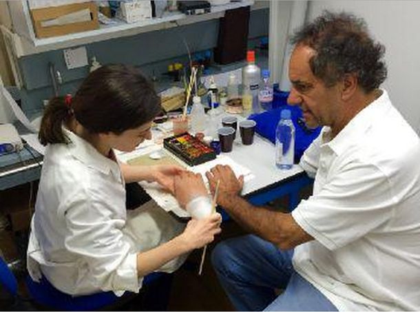 Arriba en las últimas encuestas, Scioli se mostró optimista al regresar al país