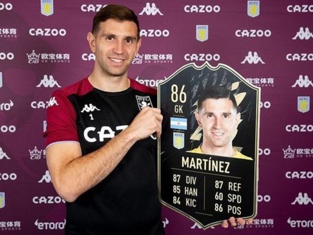 Dibu Martínez posó con su carta de FIFA 22 pero algo no le gustó