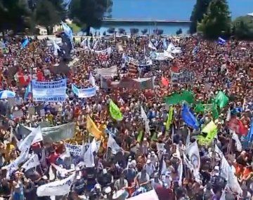 Impresionante movilización en Bariloche contra el DNU y la Ley Ómnibus