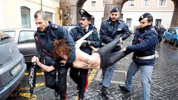 mujeres se desnudaron en el vaticano en plena misa del papa mujeres se desnudaron en el vaticano en plena misa del papa