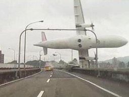 asi fue el accidente aereo en taiwan: mira el video asi fue el accidente aereo en taiwan: mira el video