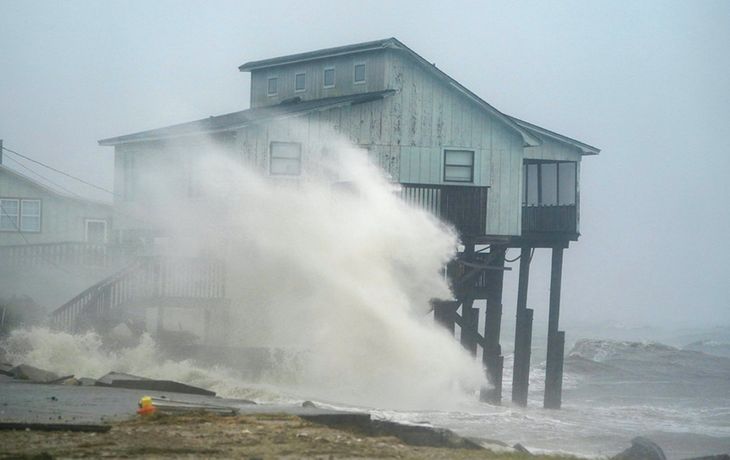 Michael dejó caos y destrucción en su paso por Florida: ya bajó a la categoría 2
