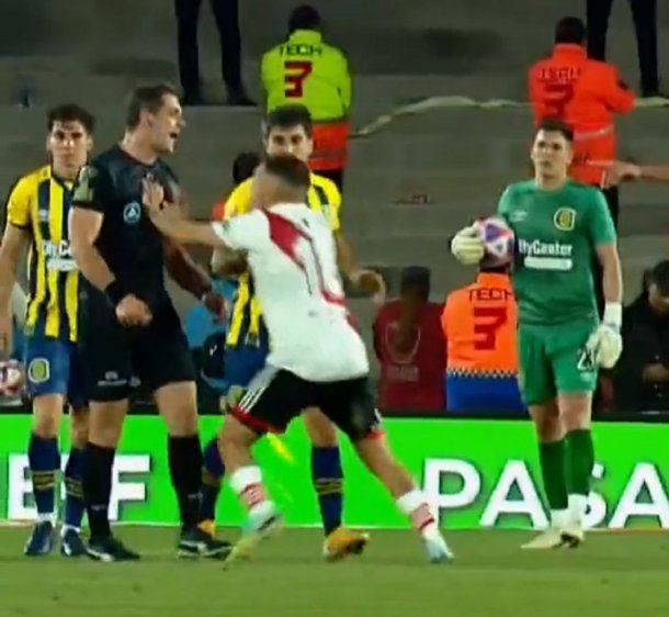 Se le salió la cadena: el empujó de Quintero al árbitro