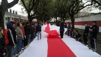 los hinchas de river presentan la bandera mas larga del mundo los hinchas de river presentan la bandera mas larga del mundo