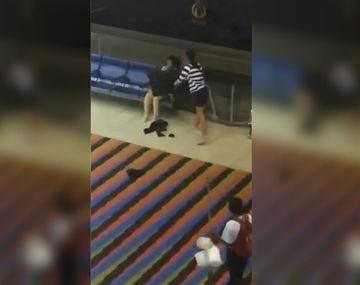 Otros pasajeros intentaron ayudar a la mujer en plena crisis