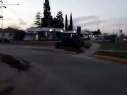 Arrastraron al perro atado de una camioneta Arrastraron al perro atado de una camioneta