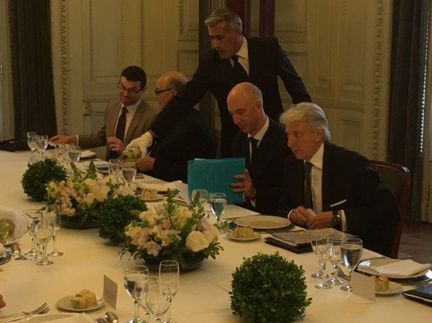 Ministro macrista que negoció borracho por Malvinas, horas después volvió a tomar vino con ingleses