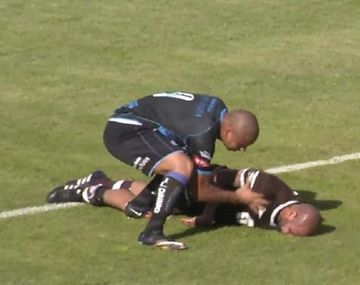 Desesperante: un jugador de Platense se desmayó tras chocar con un rival