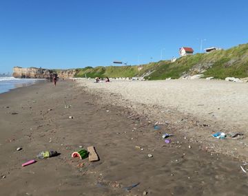 Las Delicias, playa de Camet, desborda de basura.