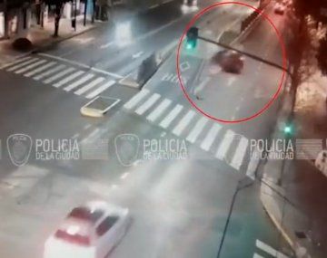 Así fue el choque del auto en el que iban 8 jóvenes contra un cantero del Metrobús