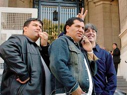 El Oso Pereyra, celular en mano, cuando era subordinado de Rafa Di Zeo.