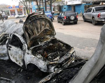 Rosario: delincuentes incendiaron tres autos que estaban en custodia frente a una subcomisaría