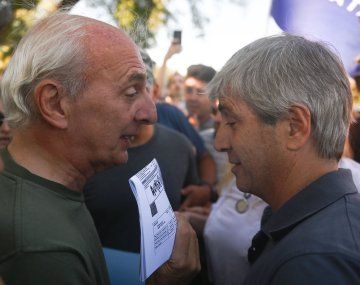 Caputo fue increpado por los aumentos de las prepagas en un acto de LLA