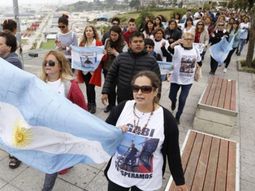 Familiares de los tripulantes le reclaman al gobierno de Macri