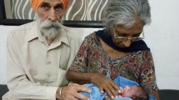 Una mujer de 70 años se convirtió en la madre primeriza más vieja del mundo