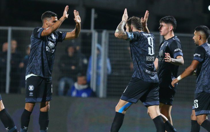 Belgrano sorprendió a un Gimnasia cansado y le ganó 2 a 0 en La Plata