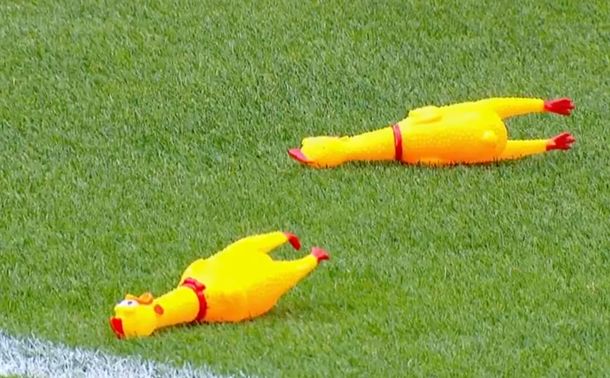 El cotillón de Boca para el Superclásico: hinchas lanzaron gallinas de goma a los jugadores de River