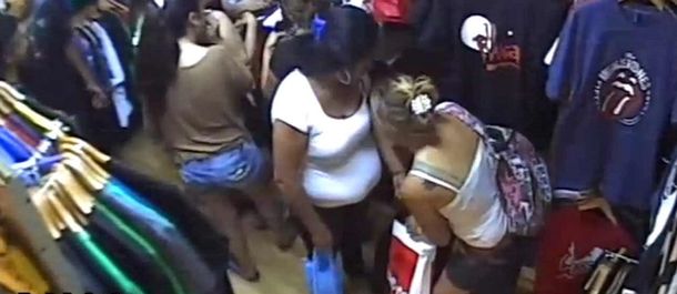 VIDEO: Entraron a una tienda, distrajeron a un empleado y robaron