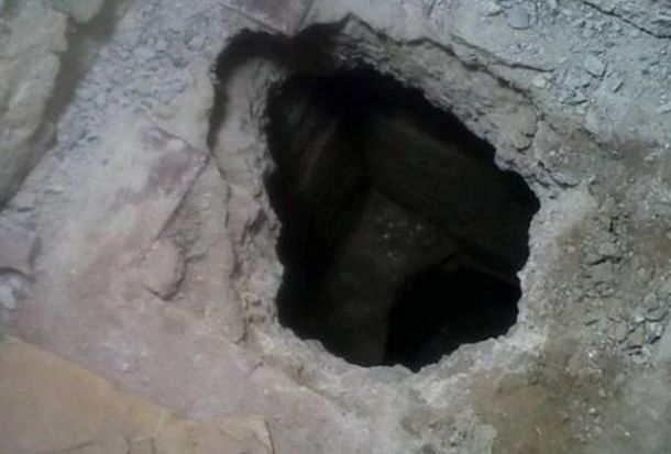 El boquete que hicieron los presos para escapar.