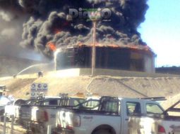 cuatro aviones hidrantes combaten el fuego que afecto a una planta de ypf cuatro aviones hidrantes combaten el fuego que afecto a una planta de ypf