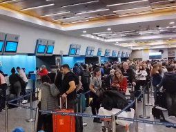 Un nene se descompensó en pleno vuelo, el avión debió regresar y murió en Aeroparque