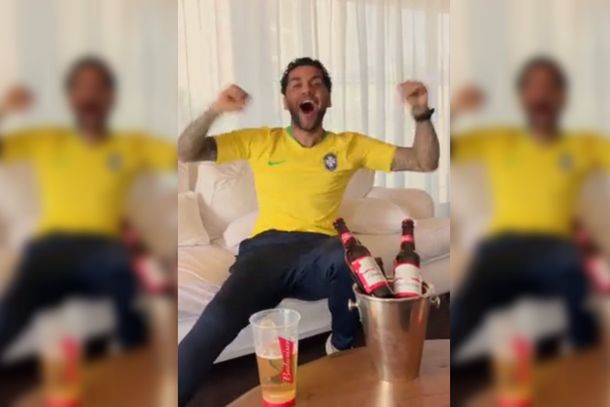 ¡Como un hincha más! El alocado festejo de Dani Alves por goles de Brasil ante México