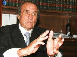 el gobierno es como el toro que baja la cabeza y embiste el gobierno es como el toro que baja la cabeza y embiste