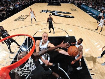 Manu Ginóbili de San Antonio Spurs ante Brooklyn Nets