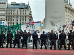 Caos en el Obelisco porteño por un piquete de docentes bonaerenses