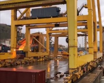 El ferry transportaba a 420 personas pero no pudo amarrar en el puerto