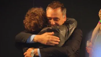 Manuel Adorni, fundiéndose en un abrazo con el presidente Javier Milei.