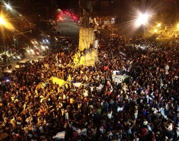 Dos hinchas heridos al caer de un monumento en medio de los festejos