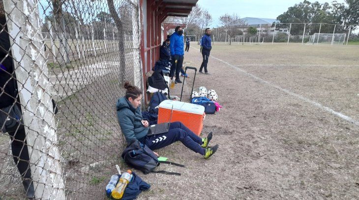 Una jugadora de Quilmes rindió un examen en medio de un partido