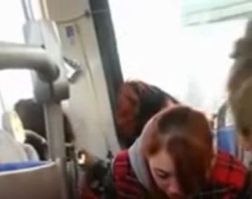 Impactante: una niña tiene que cuidar a su madre que está drogada en el tren