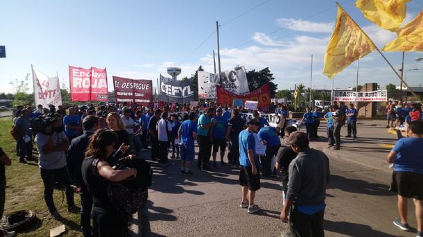 Trabajadores de la cooperativa Madygraf cortan Panamericana por los aumentos de luz