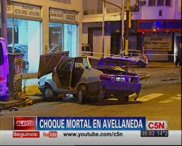 Cruzó un semáforo en rojo y mató a dos colectiveros