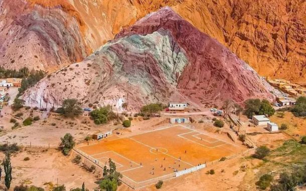 Una cancha de fútbol de Purmamarca entre las más increíbles del mundo