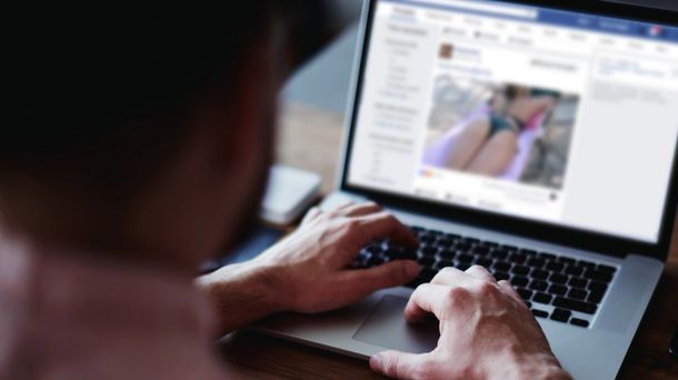 Facebook deberá eliminar las fotos y videos de la mujer