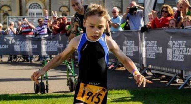 Un nene de 8 años con parálisis cerebral completó un triatlón: mirá el video