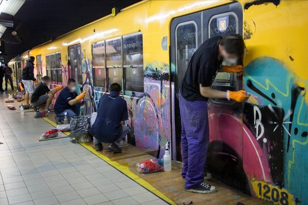 #Rompepaga: Obligan a más graffiteros a limpiar los subtes que vandalizaron
