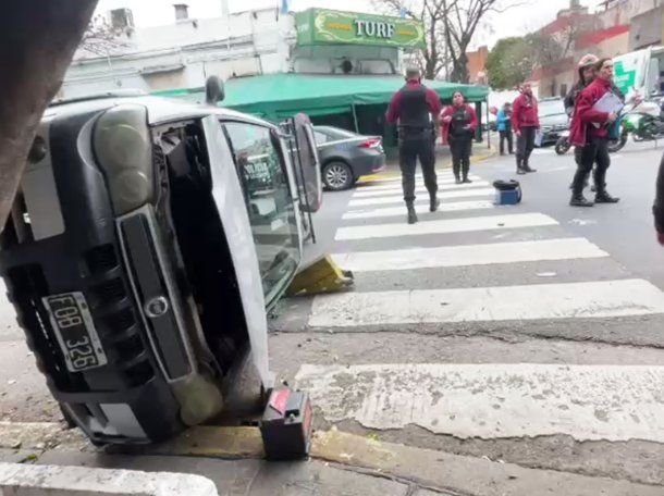 Impresionante choque y vuelco en Boedo: cuatro heridos