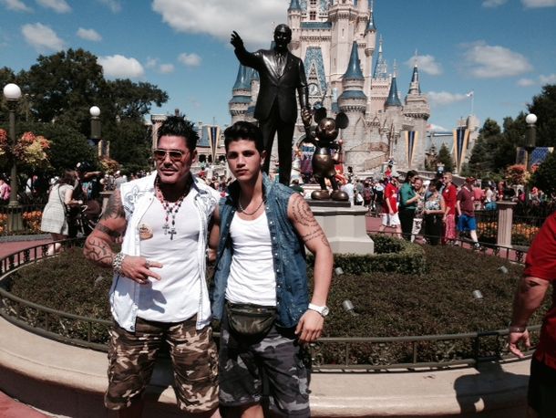 Ricardo Fort disfrutó de Disney con su joven novio y amigos